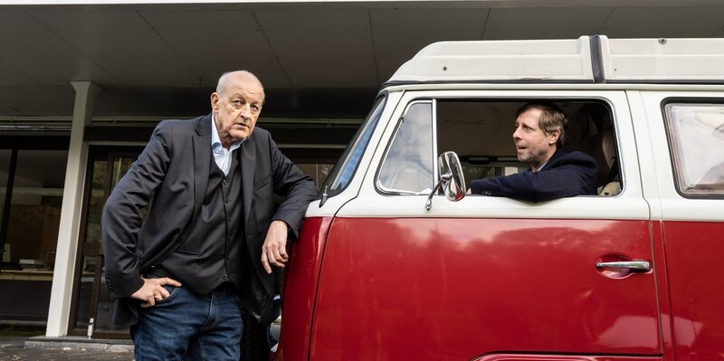 Wilsbergs (Leonard Lansink, l.) bester Freund Ekki (Oliver Korittke, r.) wurde von Grabowski beauftragt, einen IT-Systemwechsel zu verantworten. Ekki erhofft sich davon mehr Geld, um seinen Traum vom Camper wahr werden zu lassen. Aber es kommt anders: Die Computersysteme fallen aus und es fehlt plötzlich viel Geld. Zu allem Unglück wird auch noch ein IT-Mitarbeiter tot aufgefunden. Gibt es einen Zusammenhang zwischen den Ereignissen? Wilsberg will seinem Freund helfen und beginnt zu ermitteln. – Bild: ZDF/​Thomas Kost