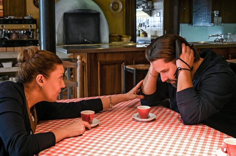 Mamma Gina (Giovanni Nodari) tröstet Pipo (Adam Bousdoukos), der sich Vorwürfe macht. – Bild: SWR/​Polyphon Pictures/​Markus Fenchel