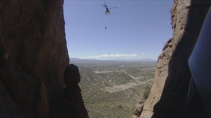 Hongbo Zhao waits to be lifted up into helicopter. – Bild: Patrick Mackin /​ Pima County Sheriff’s Department