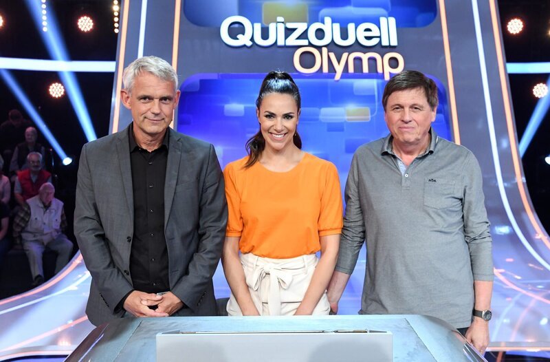Moderatorin Esther Sedlaczek (M.) mit den Kandidaten des Teams „Kosmos“: Prof. Heino Falcke (l.) und Prof. Ulrich Walter (r.), beide Astrophysiker. – Bild: SWR/​ARD/​Uwe Ernst