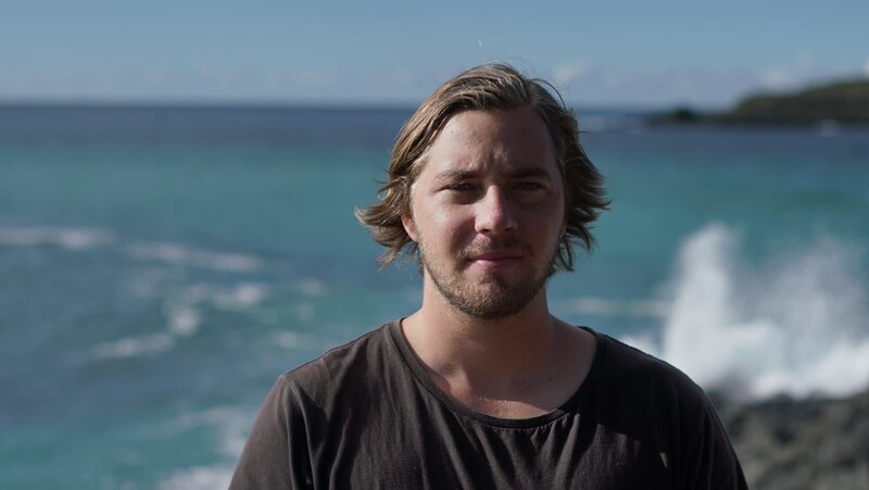 Dylan Briggs standing by the water.  (National Geographic/​Iona Feeder) – Bild: Iona Feeder /​ National Geographic/​Iona Feeder /​ National Geographic
