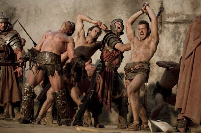 Treten zum Rachefeldzug gegen Batiatus an: Spartacus und seine Gladiatoren Crixus (Manu Bennett, 2.v.l.), Agron (Daniel Feuerriegel, r.) und Duro (Ande Cunningham, M.) … – Bild: Starz Entertainment, LLC