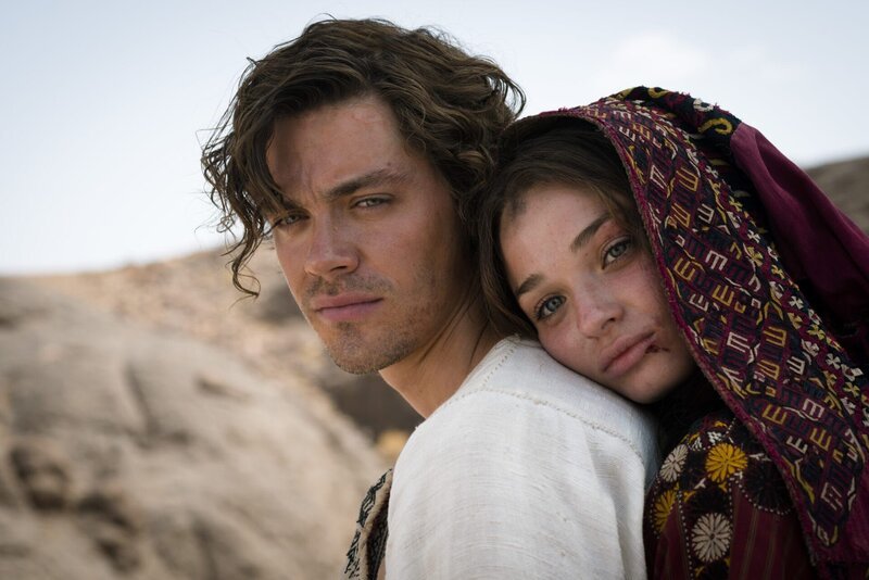 Rob (Tom Payne) hat sich in die schöne Rebecca (Emma Rigby) verliebt. – Bild: Condor Films