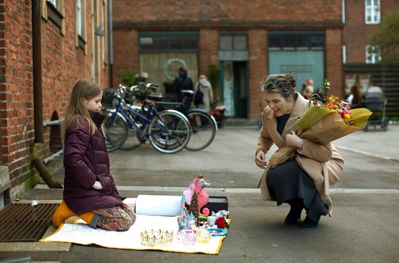 Louises Tochter Marie (Viola Martinsen) veranstaltet einen kleinen Flohmarkt und verkauft ihre Spielsachen, um ihrer Mutter die Geldsorgen abzunehmen. Dabei trifft sie auf Elisabeths Frau Stina (Lotte Andersen). – Bild: HR/​Jason Alami