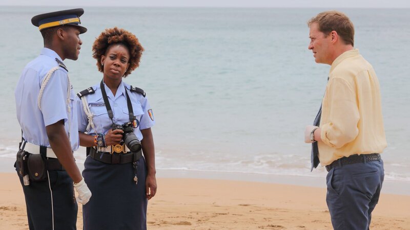 JP Hooper (Tobi Bakare, l.) und Ruby Patterson (Shyko Amos, M.) berichten DI Jack Mooney (Ardal O’Hanlon, r.) von den neuesten Erkenntnissen. – Bild: ZDF und Denis Guyenon