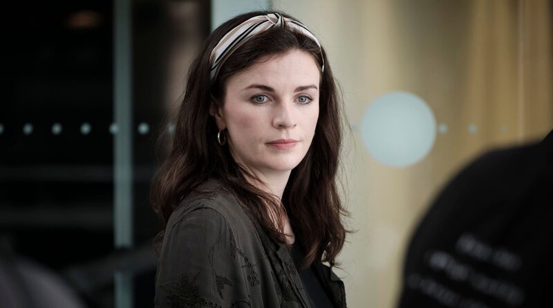 Claudia (Aisling Bea) ist ein Teil der Entwickler von der neuen Quizshow. – Bild: WDR/​Sony Pictures Connect Inc.