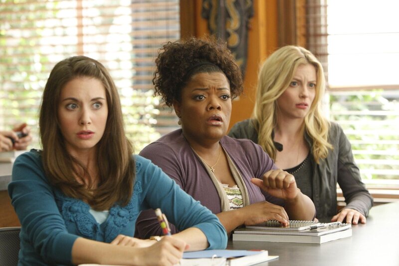 Turbulent geht es am Greendale Community College weiter: Annie (Alison Brie, l.), Shirley (Yvette Nicole Brown, M.) und Britta (Gillian Jacobs, r.) … – Bild: Sony Pictures Television Inc. All Rights Reserved. Lizenzbild frei