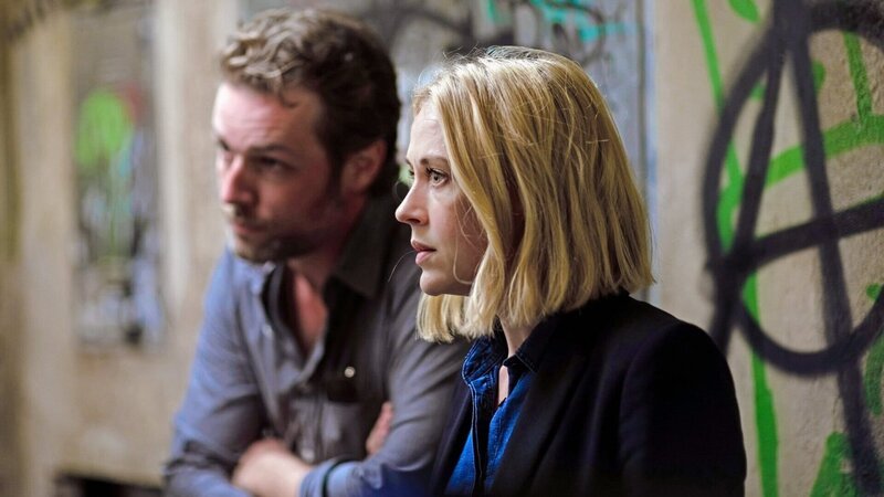 Miranda (Elen Rhys) und Max (Julian Looman) bitten eine Drogendealerin, ihnen bei einem Fall zu helfen. – Bild: Giacomo Neri