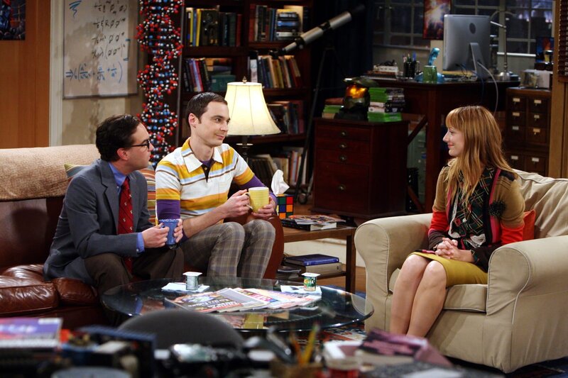 Sheldon (Jim Parsons, M.) erwartet Besuch von einer befreundeten Wissenschaftlerin. Da Elizabeth (Judy Greer, r.) nicht gerne in Hotels wohnt, lädt er sie zu sich nach Hause ein. Raj und Leonard (Johnny Galecki, l.) sind schwer beeindruckt, da sie ihre Arbeit sehr bewundern. Doch Elizabeth will mit Leonard noch mehr austauschen als wissenschaftliche Erkenntnisse … – Bild: Warner Bros. Television Lizenzbild frei
