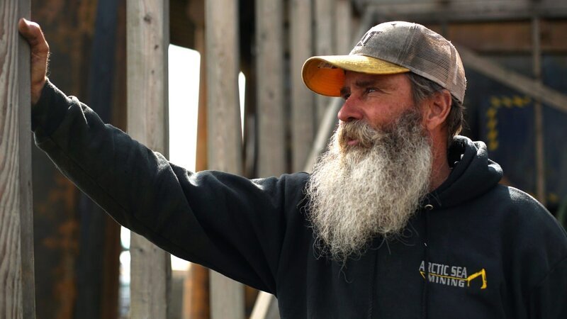 Ken Kerr looks at the structure and poles on the Myrtle Irene. – Bild: Discovery Channel /​ Photobank 36840_ep908_008 /​ Discovery Communications, LLC