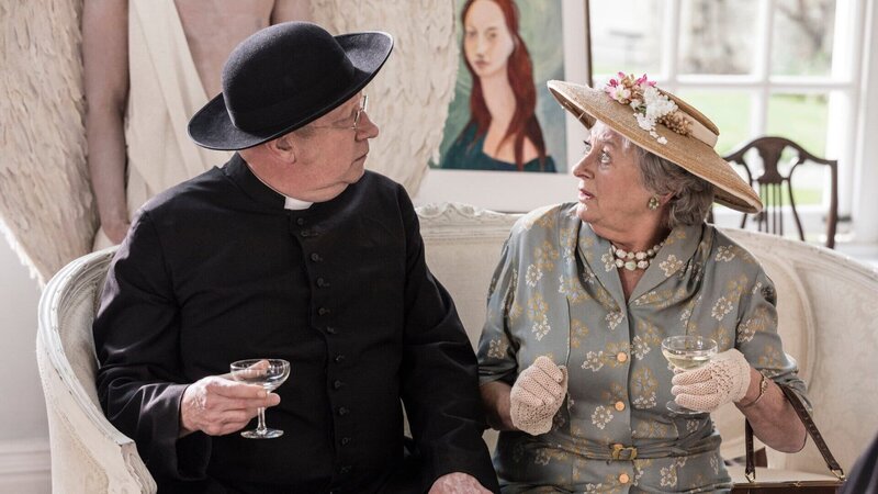 Auch Father Brown (Mark Williams) und Mrs McCarthy (Sorcha Cusack) sind erschrocken über das beschädigte Kunstwerk. – Bild: ZDF und Gary Moyes