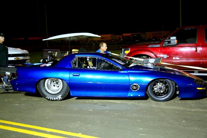Dennis Bailey guides his ’01 Camaro SS, Silverback Gorilla, to the starting line. – Bild: Discovery Channel /​ Discovery Communications
