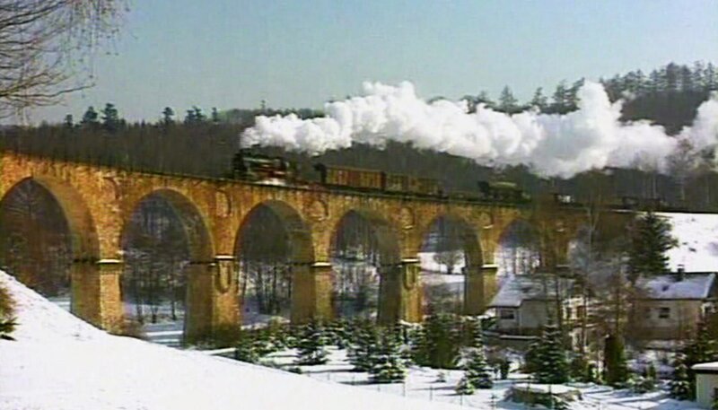 Die 58 311 zieht einen Güterzug durch den Thüringer Wald. – Bild: SWR