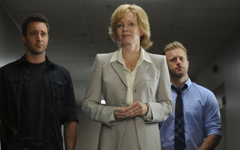Gouverneurin Pat Jameson (Jean Smart, M.) setzt Danny (Scott Caan, r.) und Steve (Alex O’Loughlin, l.) – Bild: port.hu