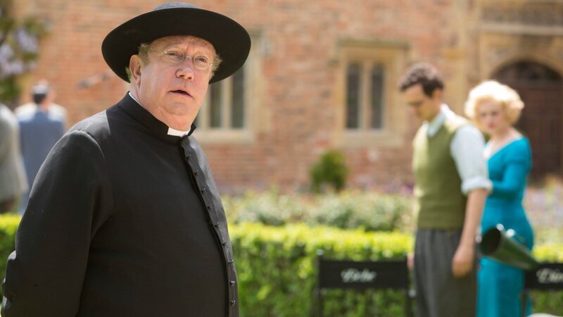 Father Brown (Mark Williams) hält sich an einem Filmset auf, als zur gleichen Zeit ein Mord geschieht. Seine Ermittlungen beginnen. – Bild: ZDF und Gary Moyes