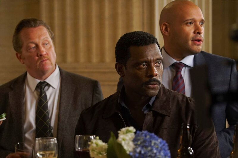 -- „Sharp Elbows“ Episode 407 -- Pictured: (l-r) Christian Stolte as Randy „Mouch“ McHolland, Eamonn Walker as Wallace Boden, Joe Minoso as Joe Cruz -– – Bild: Elizabeth Morris/​NBC