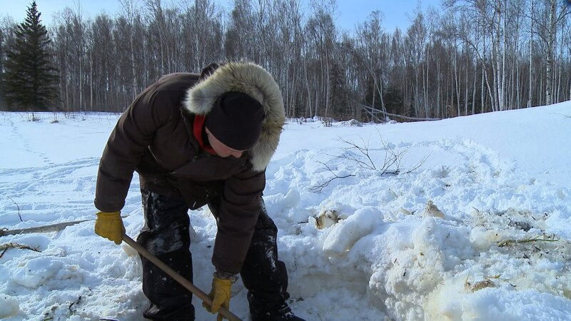 Bob Wright digs out a beaver trap. – Bild: Discovery Communications
