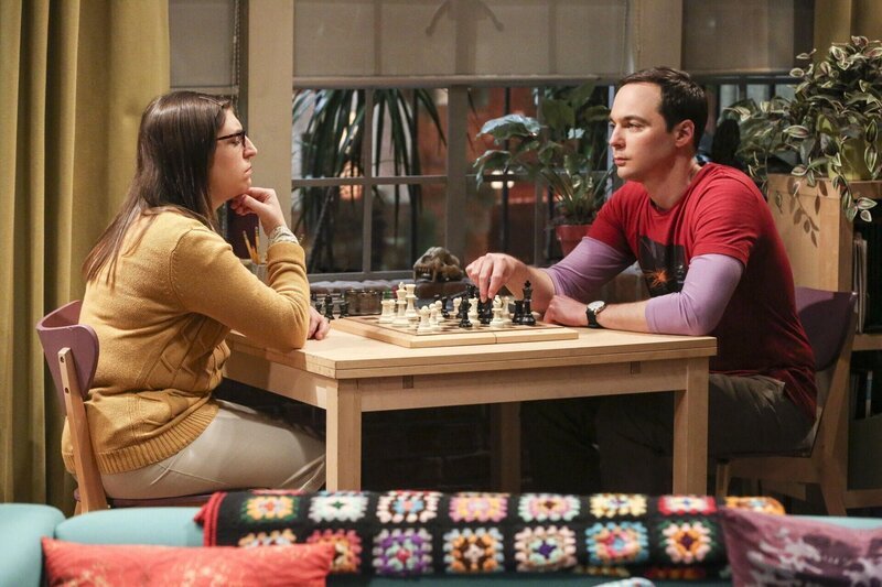 Rücksicht und Bescheidenheit sind nicht gerade Sheldons (Jim Parsons, r.) Tugenden, doch als Amy (Mayim Bialik, l.) ein Angebot bekommt, dass er selber gerne erhalten hätte, muss er genau diese Tugenden erlernen … – Bild: Warner Bros. Television Lizenzbild frei