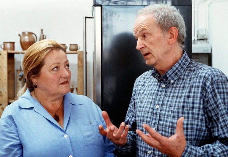 „Marga Engel kocht vor Wut“ Der Rechtsanwalt Dr. Gössel (Michael Gwisdek) hat schlechte Nachrichten für Marga (Marianne Sägebrecht). – Bild: ARD/​Degeto/​Sandor Domonkos