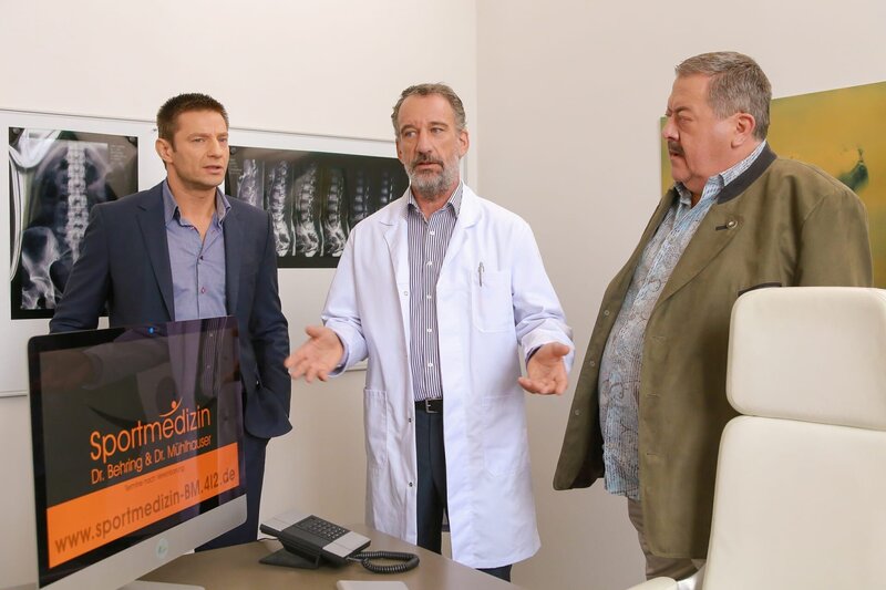 Die Kommissare Korbinian Hofer (Joseph Hannesschläger, r.) und Sven Hansen (Igor Jeftic, l.) verdächtigen Dr. Behring (Heio von Stetten, M.). – Bild: Christian A. Rieger – klick /​ Die Verwendung ist nur bei reda /​ ZDF /​ © ZDF/​Bavaria Fernsehprod./​Christian A. Rieger