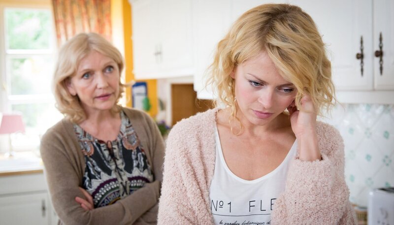 Die unglückliche Kristina Katzer (Isabell Gerschke, r.) erzählt ihrer Mutter Elli Katzer (Rita Feldmeier, l.) von Hundts One-Night-Stand. – Bild: ARD/​Andreas Wünschirs