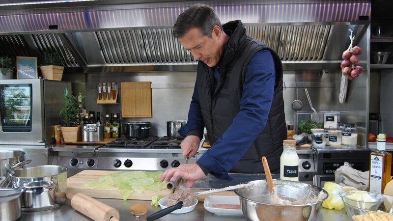 Konzentration: Alexander Herrmann rollt Krautwickel – und Zunge. – Bild: ZDF und Johanna Thiele./​Johanna Thiele
