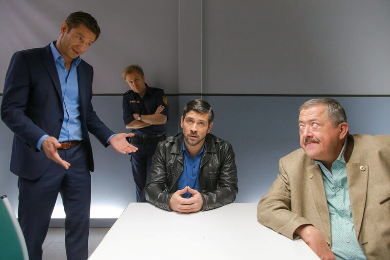 Die Kommissare Hofer (Joseph Hannesschläger, r.) und Hansen (Igor Jeftic, l.) vernehmen im Beisein von Polizist Mohr (Max Müller, 2.v.l.) Yannik Kollmitz (Daniel Sellier, 2.v.r.), den Trainer des Opfers. – Bild: Christian A. Rieger – klick /​ Die Verwendung ist nur bei redak /​ ZDF /​ © ZDF/​Christian A. Rieger – klick
