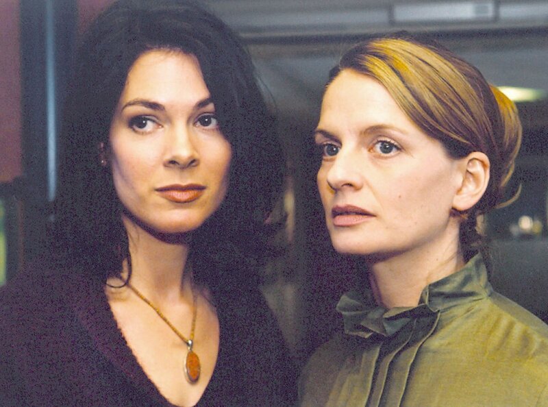 Nach einer langen Brustkrebserkrankung hat Nina Schütz (Gunda Ebert, rechts) ihre beste Freundin Dr. Elena Eichhorn (Cheryl Shepard) gebeten, bei ihr einen Brustaufbau zu machen. – Bild: MDR/​Krajewski