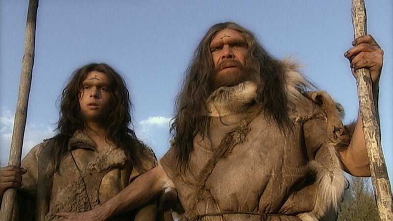 Zwei Neandertaler (Darsteller unbekannt) schauen in die Ferne. – Bild: ZDF