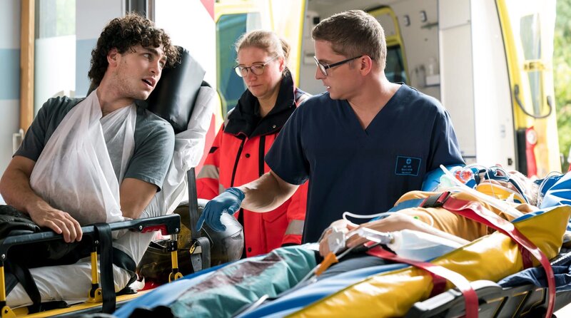 Dr. Elias Bähr (Stefan Ruppe) nimmt die Geschwister Lisa und Jonas Conradi in der Notaufnahme des Johannes-Thal-Klinikums auf. Jonas (Riccardo Campione) glimpflich davonkam, während Lisa innere Verletzungen erlitten hat. – Bild: ARD/​Jens-Ulrich Koch