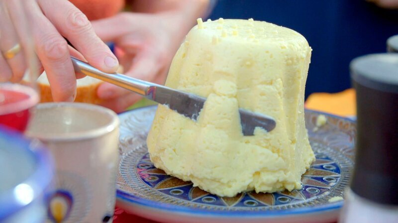 Der Tisch wird mit Eierkäse bereichert. – Bild: Anne Deiß