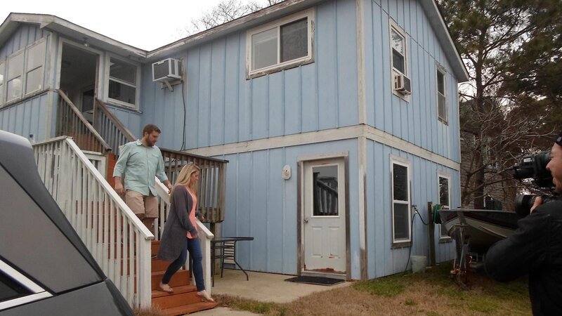 Buyers Audra Krieg (R) and Jason Krieg (L) walk down the outdoor stairs at Blue Heron house, as seen on HGTV’s Beachfront Bargain Hunt: Renovation. – Bild: 2016,HGTV/​Scripps Networks, LLC. All Rights Reserved