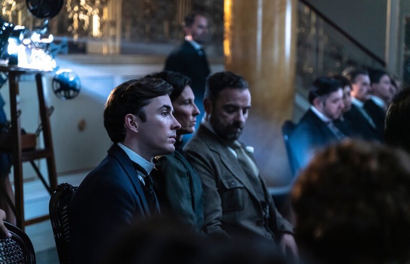 Max Liebermann (Matthew Beard, l.), Theresa Thanhofer (Maria Köstlinger , M.) und Oskar Rheinhardt (Juergen Maurer, r.) sehen sich den Stummfilm mit Ida Rego an. – Bild: Szilagyi_Lenke