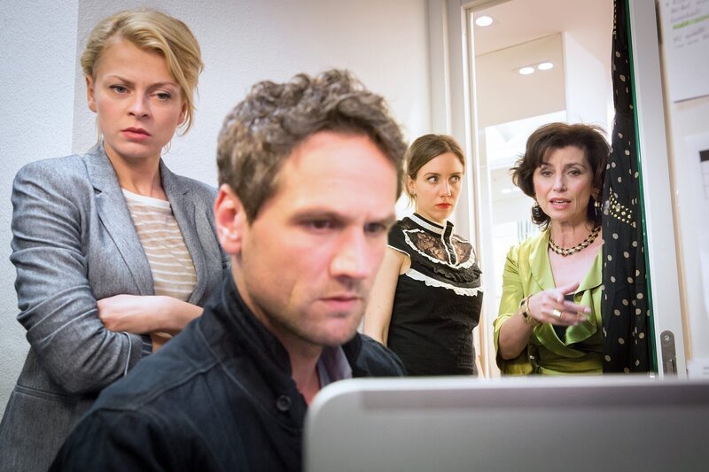 In einer Boutique wird eine junge Frau tot in der Umkleidekabine gefunden. Die Kommissare Kristina Katzer (Isabell Gerschke, l.) und Lukas Hundt (Oliver Franck, 2.v.l.) ermitteln, kritisch beobachtet von Mia Schramm (Carolin Haupt, 2.v.r.) und Carla Mittelstedt (Marijam Agischewa, r.) – Bild: ARD/​Andreas Wünschirs
