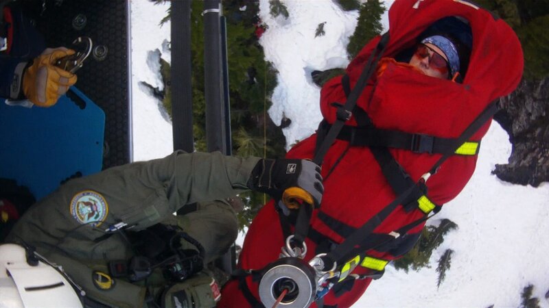 Shelby Fanning on a stretcher being pulled into the helicopter. – Bild: Snohomish Helicopter Rescue Team