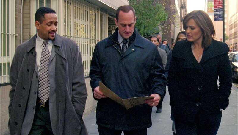 V.l.: Detective Stu Freeland (Christopher Mann), Elliot Stabler (Christipher Meloni) und Olivia Benson (Mariska Hargitay) – Bild: NBC Universal