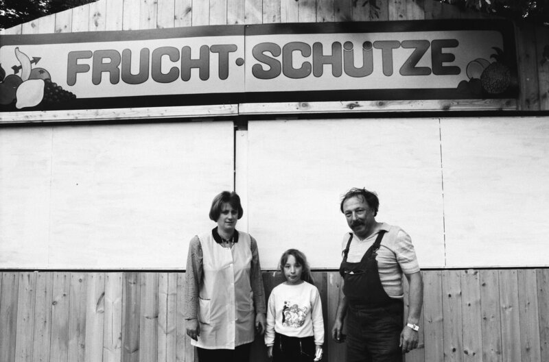 Anfang 1990, vor über dreißig Jahren, fuhr der Filmemacher Wolfgang Ettlich durch die DDR, ein Land im Umbruch. Er fuhr von Süden nach Norden, zur Ostsee und wieder zurück. Er begegnete Menschen, die ihn tief beeindruckten. Jetzt machte der Münchner sich wieder auf den Weg quer durch die „neuen Bundesländer“, fuhr erneut durch die Städte und Dörfer. Was wurde aus den Menschen von damals? – Familie Schütze in Zschopau, 1990. – Bild: rbb/Hans Albrecht Lusznat Anfang 1990, vor über dreißig Jahren, fuhr der Filmemacher Wolfgang Ettlich durch die DDR, ein Land im Umbruch. Er fuhr von Süden nach Norden, zur Ostsee und wieder zurück. Er begegnete Menschen, die ihn tief beeindruckten. Jetzt machte der Münchner sich wieder auf den Weg quer durch die „neuen Bundesländer“, fuhr erneut durch die Städte und Dörfer. Was wurde aus den Menschen von damals? – Familie Schütze in Zschopau, 1990. – Bild: rbb/Hans Albrecht Lusznat