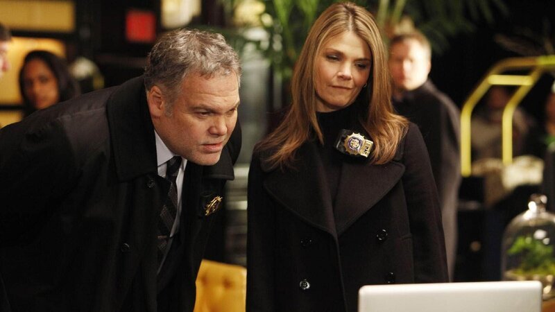 Eine junge Frau wird von ihrer Freundin und dem Hausmeister tot in ihrer Wohnung aufgefunden. Zunächst scheint es Selbstmord zu sein, doch Goren (Vincent D’Onofrio) und Eames (Kathryn Erbe) gehen davon aus, dass dieser als solcher inszeniert wurde. – Bild: Foto: RTL /​ NBC Universal