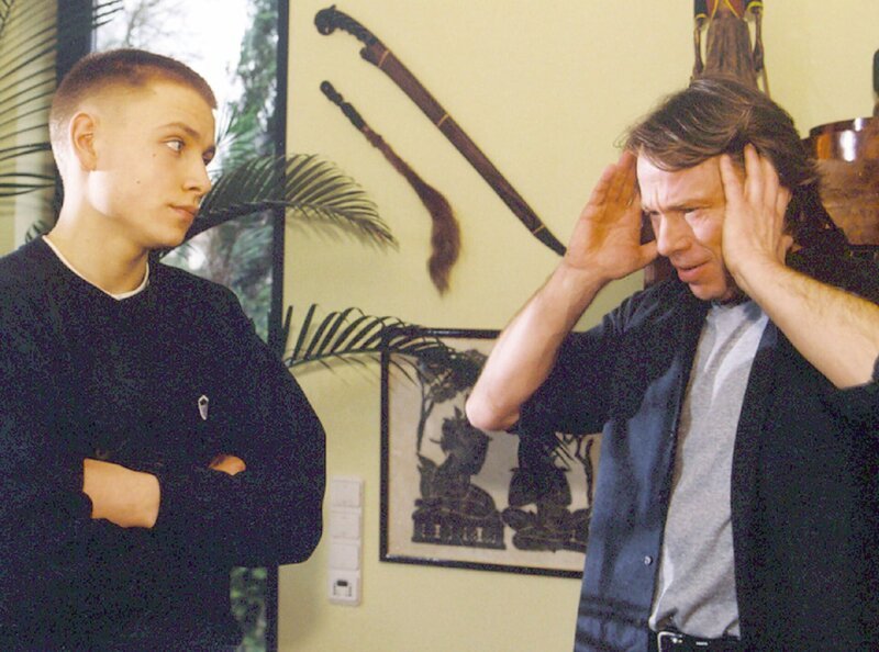 Michael Dietrich (Ulrich Wiggers, rechts) ist verwirrt, als plötzlich sein Sohn Mirco Venske (Max Riemelt) unerwartet in Berlin auftaucht … – Bild: MDR/​Krajewski