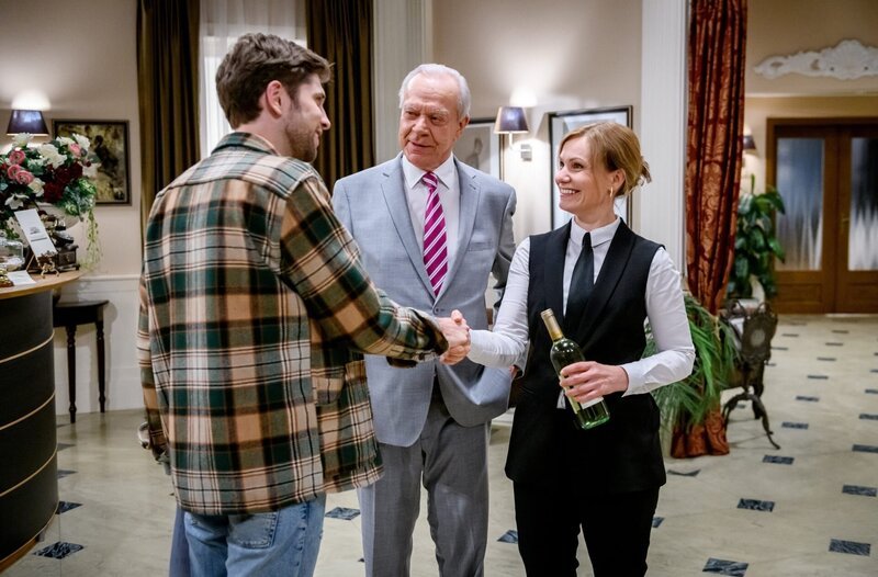 Werner (Dirk Galuba, M., mit Isabell Stern, r.) irritiert Henrys (Elias Reichert, l.) selbstbewusstes Auftreten. – Bild: ORF/​ARD/​Christof Arnold