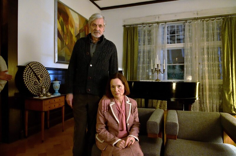 Die Diplomatenwitwe Heidrun Kasimir (Barbara Schnitzler, r.) sucht in einer ausweglosen Situation den Rat ihres Hausangestellten Jochen Schwarzer (Dietrich Adam, li). – Bild: ARD/​Hardy Spitz