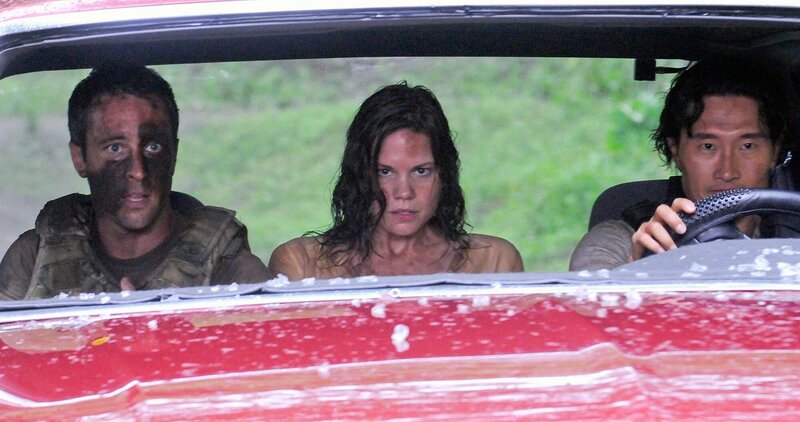 Steve (Alex O’Loughlin, l.) und Chin (Daniel Dae Kim, r.) versuchen, die verschwundene Zeugin Julie (Mariana Klaveno, M.) aufzuspüren und zum Gericht zu eskortieren. Julie, die mit einem US-Marshall in den Dschungel geflüchtet ist, sind zwei Auftragsmörder dicht auf den Fersen … – Bild: Fox Channel