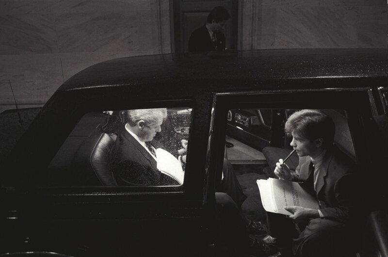 Präsident Bill Clinton (Amtszeit 1993⁠–⁠2001) und sein Berater George Stephanopoulos besprechen in der Präsidentenlimousine ein Statement. Das aktuelle Modell des gepanzerten Fahrzeugs ist unter dem Spitznamen „The Beast“ bekannt. – Bild: AETN A&E Television Networks/​WeltN24 GmbH