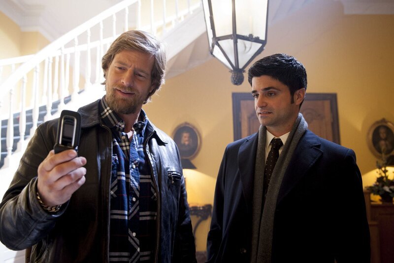 Während die Verdächtigen sich als unschuldig erweisen, kommt Pfeffer in die Ermittlungen von Mick (Henning Baum, l.) und Andreas (Maximilian Grill, r.). – Bild: SAT.1 /​ Martin Rottenkolber