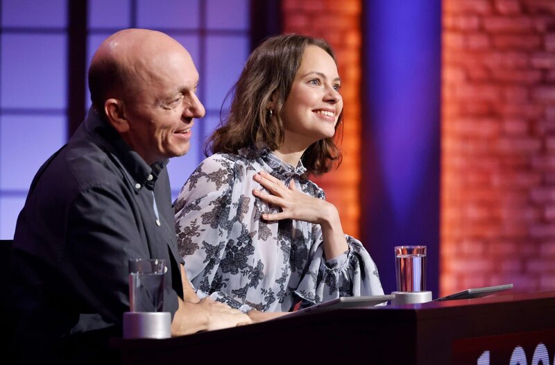 Rateteam-Kapitän Bernhard Hoëcker (l.) mit Schauspielerin Barbara Prakopenka (r.). – Bild: ARD/​Morris Mac Matzen