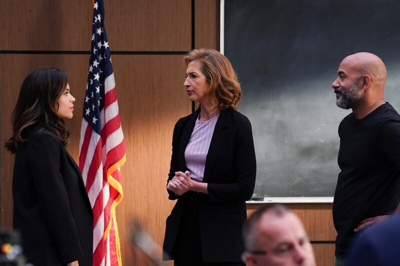 Detective Lopez (Alyssa Diaz, l.) lernt Lieutenant Pine (Alysia Reiner, M.), die Leiterin der Metro-Einheit, und ihren Stellvertreter Kevin Hicks (Joel Steingold, r.) kennen, da eine gemeinsame Zusammenarbeit bevorsteht. – Bild: ZDF