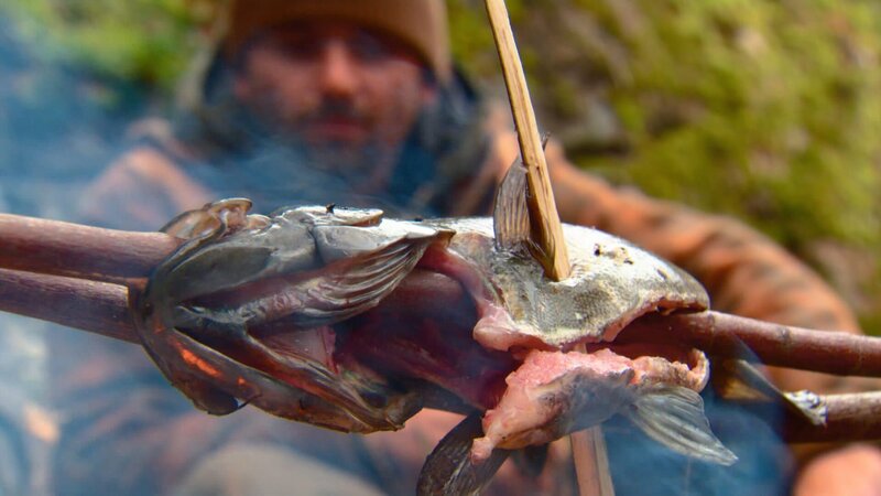 Bill McConnell beim Kochen von Fisch auf ihrem Campingplatz in Oregon. – Bild: Warner Bros. Discovery