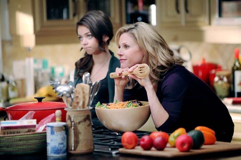 L-R: Haley Dunphy (Sarah Hyland), Claire Dunphy (Julie Bowen) – Bild: Universal TV