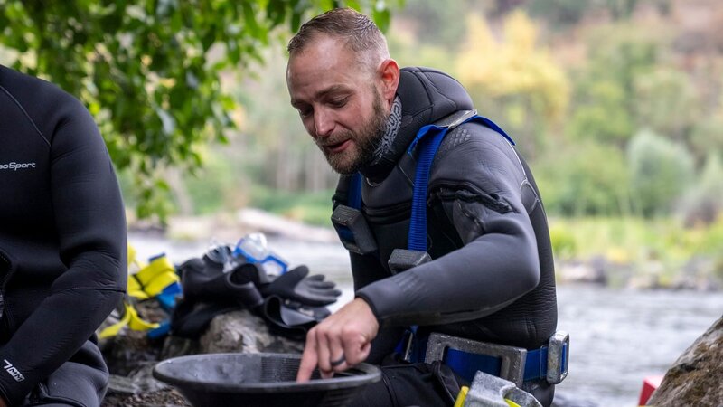 Tony Brandt checking his gold haul after a cold session diving for gold on the Rouge river. – Bild: Warner Bros. Discovery, Inc.