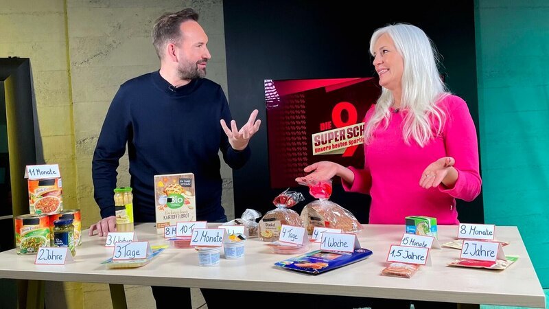 Die Superschnapper: RTL Verbraucherexperte Ron Perduss (l.) verrät mit Unterstützung von Ernährungswissenschaftlerin und Food-Journalistin Anja Tanas die besten Spartipps rund um das Thema Kochen. – Bild: RTL